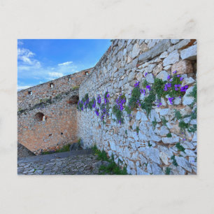 Ziegelmauer mit violetten Blumen Nafplion Griechen Postkarte