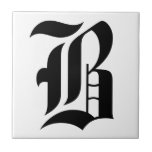 Ziegelsteine Fliese<br><div class="desc">Gotische Buchstabenkachel. Schwarz auf Weiß. Benutzerdefinierte Buchstaben</div>