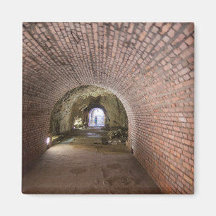 Ziegeltunnel in einem militärischen Bunker Magnet