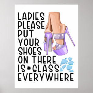 Zieh deine Schuhe auf die Damen, überall ist Glas Poster