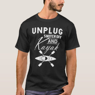 Ziehen Sie den Stecker aus und Kajak Großartig im T-Shirt