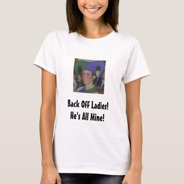 Ziehen Sie sich Damen zurück! Er ist alles T-Shirt (Vorderseite)