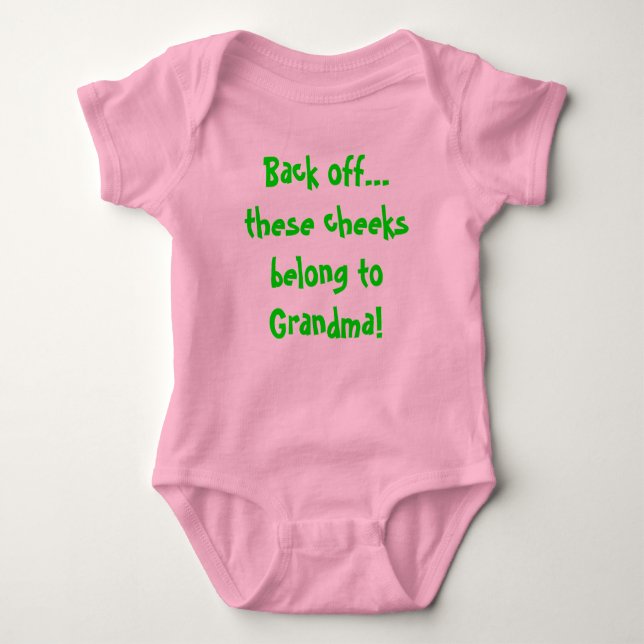 Ziehen Sie sich… diese Backen gehören Großmutter Baby Strampler (Vorderseite)