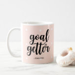 Ziel Getter | Pink Polka Dots and Typografy Kaffeetasse<br><div class="desc">Diese stilvolle Tasse ist mit einem angesagten rosa Hintergrund mit weißen Polka-Punkten und dem Begriff "Tor getter" in der modernen Typografie ausgestattet. Personalisieren Sie mit Ihrem Namen.</div>