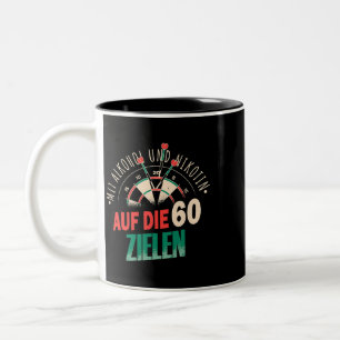 Ziel mit Alkohol und Nikotin an den 60 Darts Zweifarbige Tasse