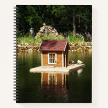 Zierteich mit Vogelhaus und Alpenrutsche