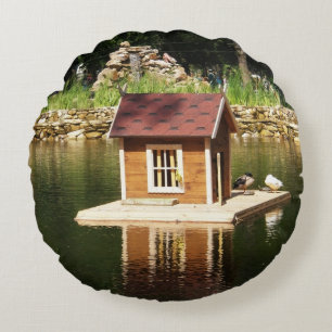 Zierteich mit Vogelhaus und Alpenrutsche Rundes Kissen