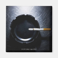 Zigarette und Ashtray auf Edelstahl