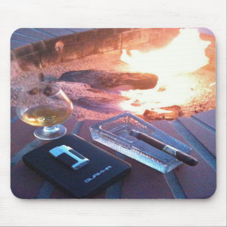 Zigarre und ein Getränk durch das Feuer - Mousepad