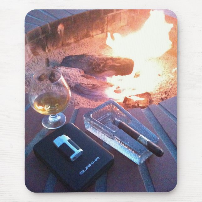 Zigarre und ein Getränk durch das Feuer - Mousepad (Vorne)