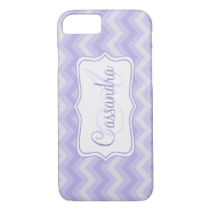 Zigzag gemusterter lila Name Initial iPhone Case
