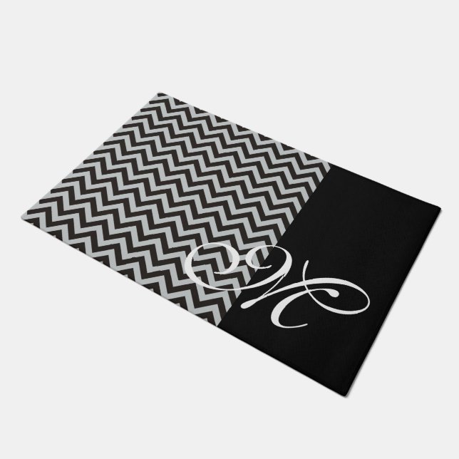 ZIGZAG Muster - schwarz + Ihr Backgr. und Monogram Fußmatte (Schrägansicht)