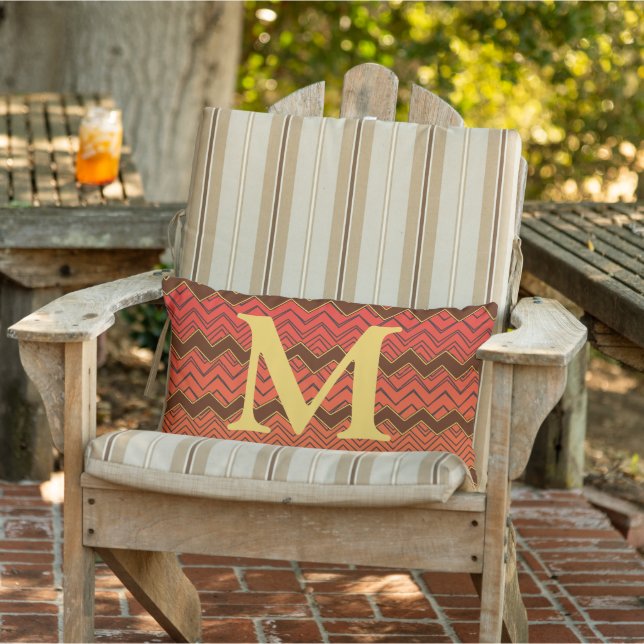 Zigzag Orange Gelb Rot und Braun Monogramm Kissen (Stuhl )