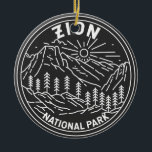 Zion National Park Utah Vintag Monoline Keramik Ornament<br><div class="desc">Zion National Park Monoline Design. Der Park ist ein Naturschutzgebiet im Südwesten Utah,  das sich durch die steilen roten Felsen des Zion Canyon auszeichnet.</div>