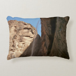 Zions Weeping Rock im Zion National Park Zierkissen
