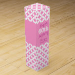 Zirkel gemustert mit dem Namen 60. Geburtstag rosa Wein-Geschenkverpackung<br><div class="desc">Helle,  moderne Weinkiste in Rosa und Weiß,  runder Stil. Personalisieren Sie mit Ihren Empfängern Mädchenname und Geburtstag Jahr. Derzeit liest glückliche 60. Geburtstag Maureen Vintagen Jahr. Entworfen von Sarah Trett.</div>