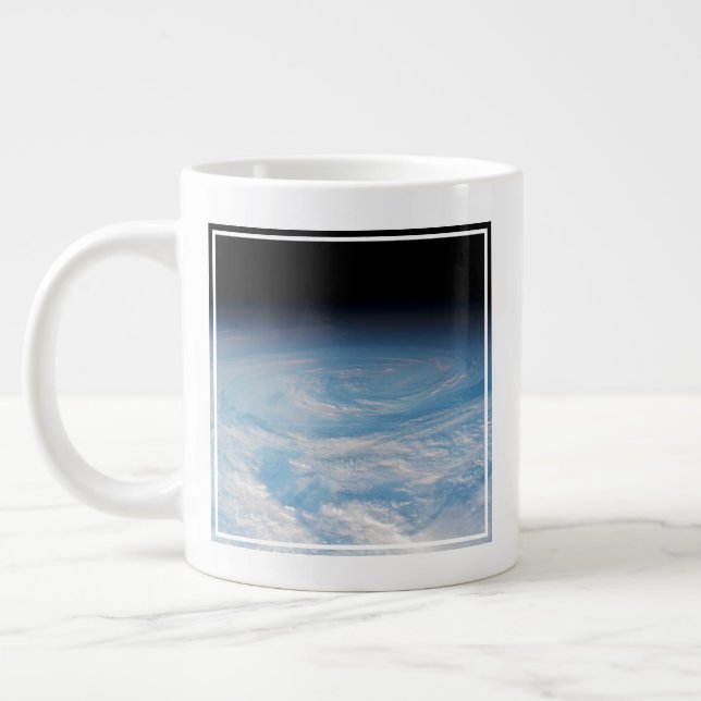 Zirkuläre Wolkenbildung über den Südpazifik. Jumbo-Tasse (Links)