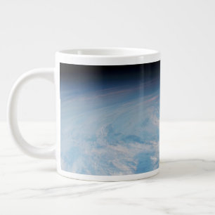 Zirkuläre Wolkenbildung über den Südpazifik. Jumbo-Tasse
