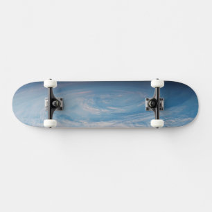 Zirkuläre Wolkenbildung über den Südpazifik. Skateboard