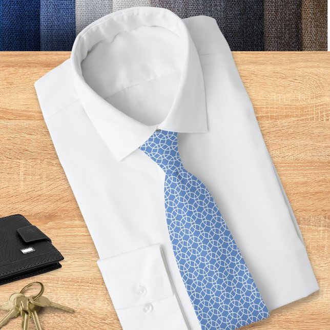 Zirkularmuster Geometrisches Cooles Mittelblau Krawatte (A light blue tie with geometric pattern of white circles, suitable for work or special occasions)