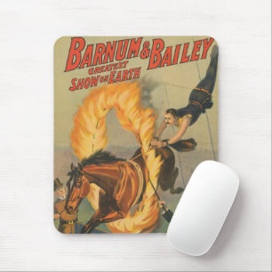 Zirkuspferd springt durch einen Flammenreifen Mousepad