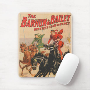 Zirkusrennen mit Männern, die auf zwei Pferden sit Mousepad
