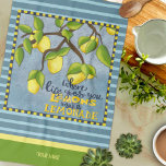 Zitat: Ihr Name gestrichen Stilvoll Geschirrtuch<br><div class="desc">Chic Personalisiert Lemonade Quote Stilvolles Küchentuch. Diese spaßigen, farbenfrohen Handtücher sind perfekt, um Ihrer Küche eine ganz besondere Freude zu bereiten. Pair es mit einer Flasche Wein und es ist ein großartiges personalisiertes Geschenk für Freunde, Familie, Mitarbeiter, Nachbarn, etc. Fügen Sie im Personalisierungsbereich einen Namen hinzu. Für mehr eine dieser...</div>