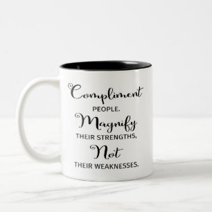 Zitat-Kompliment-Leute vergrößern ihre Stärken Zweifarbige Tasse