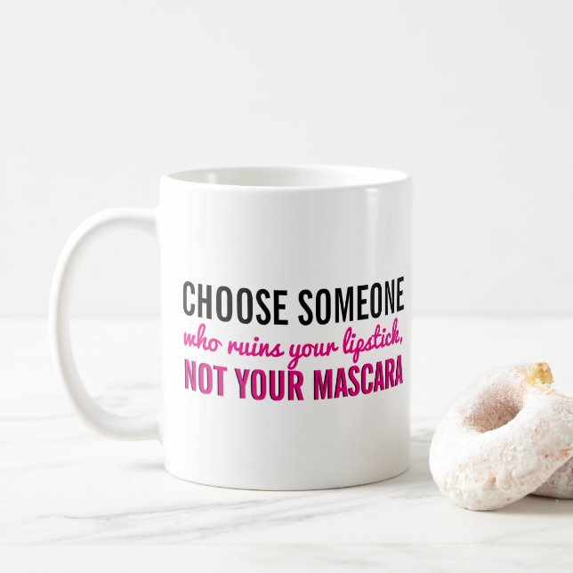Zitat-Lippenstift-Wimperntuschen-Make-up der Kaffeetasse (Mit Donut)