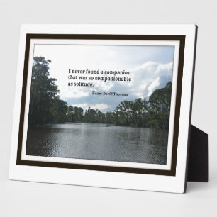Zitat über Einsamkeit auf der Szene des Flusses. Fotoplatte