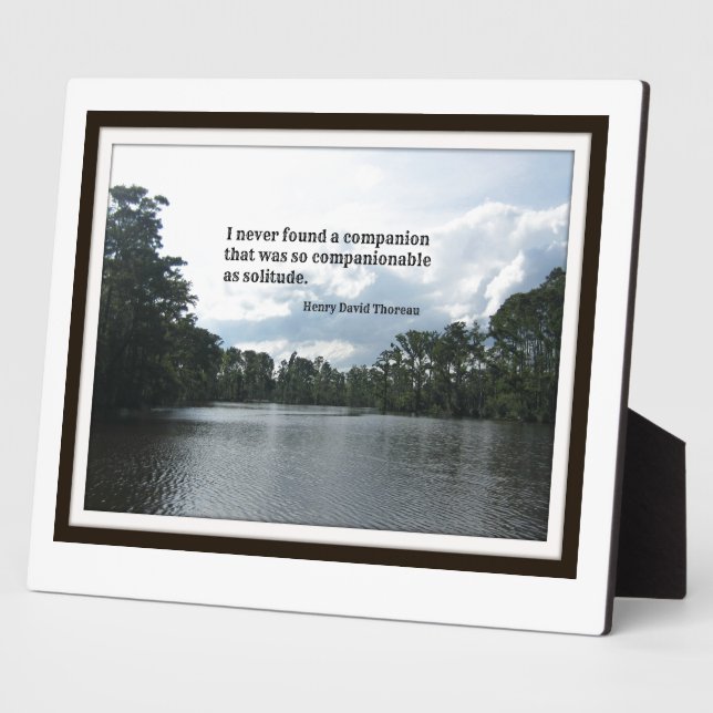 Zitat über Einsamkeit auf der Szene des Flusses. Fotoplatte (Seite)