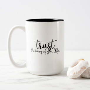 Zitat-Vertrauen das TIMING Ihres Lebens Zweifarbige Tasse