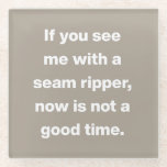 Zitat zu den lustigen Quilterproblemen in Taupe Glasuntersetzer<br><div class="desc">Wenn du mich mit einem Nahkampfreifer siehst,  ist jetzt keine gute Zeit. Funny Quilter Problems Zitat über Taupe Glass Untersetzer</div>