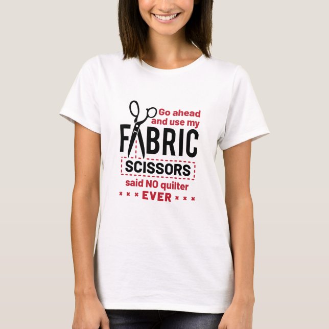 Zitat zu "Quilts Funny Fabric Scissors" T-Shirt (Vorderseite)