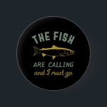 Zitat zum Fischen: Der Fisch fordert, dass ich geh Button<br><div class="desc">Ein lustiges und humorvolles Design für Fischer, Angler, diejenigen, die Liebe Fluss und Seefischen. Diese Vintage Retro- und Notrufware ist ideal zum Angeln auf der Holzhütte. Bringen Sie Ihre Gänge, Angelrute, Angelrolle und fangen wir Fische. Großes Weihnachtsgeschenk und Geburtstagsgeschenk für Ruhestand, Großvater, Ehemann oder Liebe Spaß, Witze, Pun und Sarkasmus....</div>