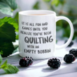 Zitate für Quilters-Kaffee mit lustigen Quiltierun Kaffeetasse<br><div class="desc">Das komische Zitat,  dass alle Quilter sich darauf beziehen können,  dass sie mit einem leeren Behälter quilten und ihn nicht wahrnehmen,  bis es zu spät ist.</div>