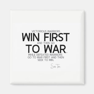 ZITATE: Sun Tzu: Gewinnen Sie zuerst in den Krieg Magnet