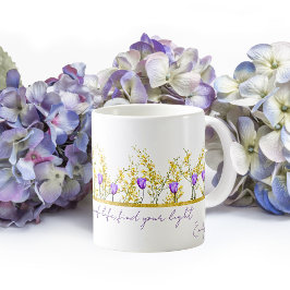 Zitate von zarten gelben und violetten Blumen Kaffeetasse