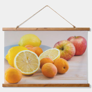 Zitrone mit Aprikosen und Äpfeln Food-Fotografie Wandteppich Mit Holzrahmen
