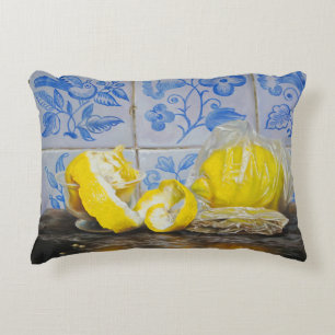 Zitronen und Azulejos – Klassisches Blau und Gelb Dekokissen