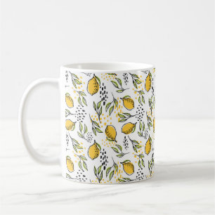 Zitronenfrüchte und grüne Äste im Hintergrund Kaffeetasse