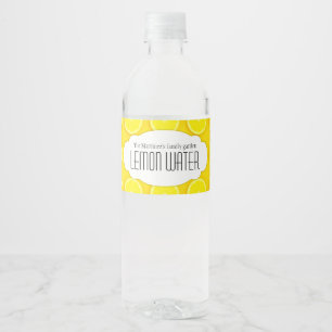 Zitronengelbe Etiketten aus Zitronenwasser