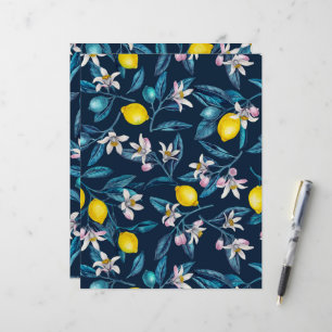 Zitronenzweige mit Blüten und blauen Früchten
