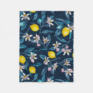 Zitronenzweige mit Blüten und blauen Früchten Fleecedecke