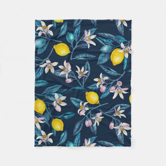 Zitronenzweige mit Blüten und blauen Früchten Fleecedecke (Vorderseite)