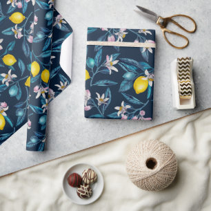 Zitronenzweige mit Blüten und blauen Früchten Geschenkpapier