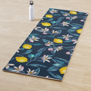 Zitronenzweige mit Blüten und blauen Früchten Yogamatte