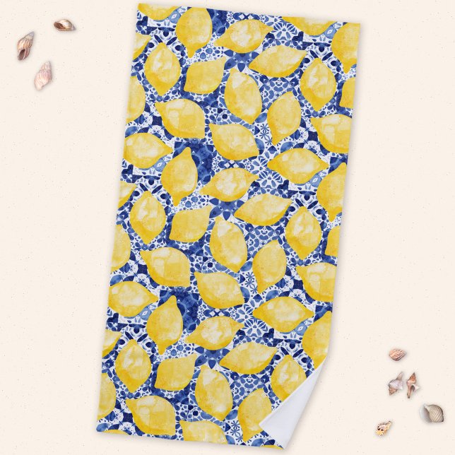 Zitrusfrüchte Mittelmeer Blauer Ton Strandtuch (Mediterranean fresh yellow citrus lemon pattern beach towel with a blue and white tile background)