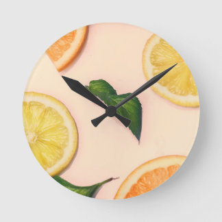 Zitrusfruchtmuster in den Pastellfarben Runde Wanduhr