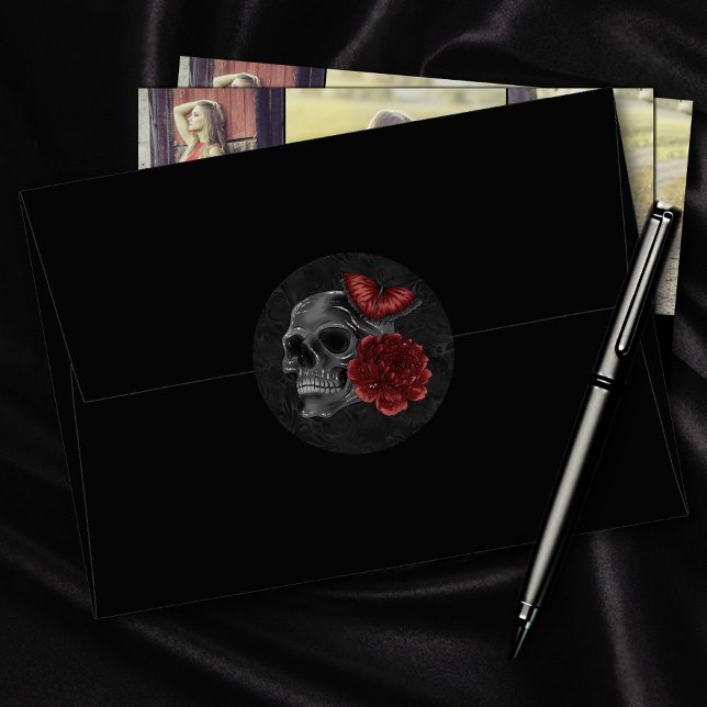 Zodiac Magic Crimson | Henna Red Gothic Skull Rose Runder Aufkleber (Von Creator hochgeladen)